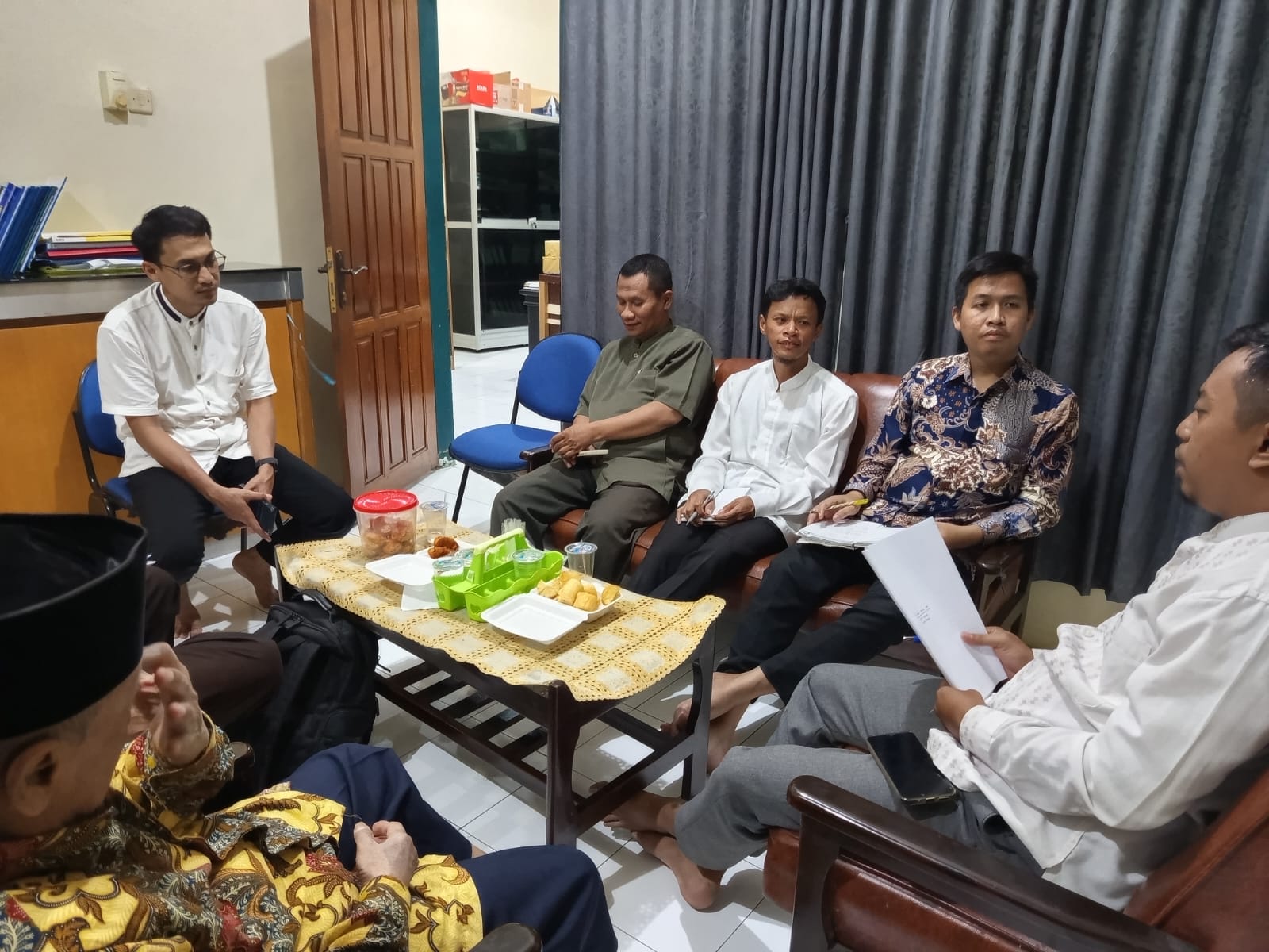 Rapat Strategi PMB Digelar Serius, Pisang Goreng dan Pohong Hadir Mencairkan Suasana